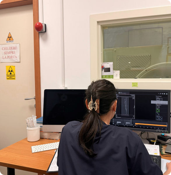 Risultato TAC Un medico veterinario dell'Ospedale degli Animali controlla il risultato di una TAC ad un gatto con neoplasia